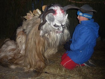 Un moderno Krampus spaventa i bambini nella sfilata di Tarvisio. Scatto di Pierino Beltrame da Flickr