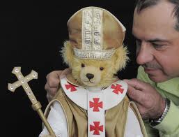 Un dipendente della ditta "Hermann" fa gli ultimi ritocchi a un orsacchiotto dedicato a Papa Benedetto