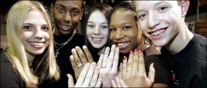 Adolescenti orgogliosi del loro "purity ring" nuovo di pacca. Beh, non sembrano dei barbosi bigotti frustrati!