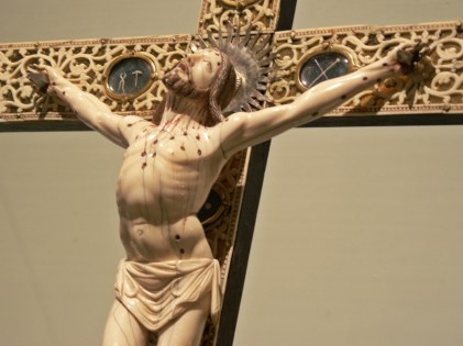 Crocifisso con calvario, Sri Lanka, Kotte (?), Goa (?), 1610. Legno tropicale e tek, avorio naturale, policromo e dorato, argento, rubini, rame, cristallo di rocca, vetro colorato, veluto di seta, gommalacca, carta. Provenienza: Collezione Paimela, Lisbona, collezione privata. Fare click sull'immagine per visualizzare la foto ingrandita