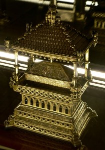 Reliquiario, 1425-1450, argento dorato. Coimbra, Museu Nacional de Machado de Castro. Fare click sull'immagine per visualizzare la foto ingrandita