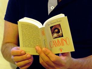 2 agosto 2014, giorno 62 dei miei #100happydays. Modi creativi per passare la giornata fra fidanzati cattolici: sfogliare un libro regalo del tuo ragazzo, e divertirsi a ingiuriarsi a vicenda citando le contumelie con cui San Josemaria Escrivà era, evidentemente, solito fare lavate di capo ai suoi figli spirituali, quando riteneva che ne avesseri bisogno. Un uomo, un mito.