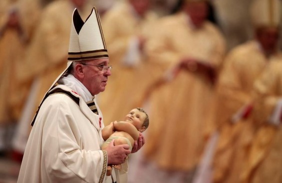 Papa Francesco "porta in braccio" Gesù Bambino nella Messa di Natale 2013