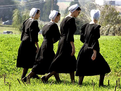 ...anche perché, sennò, chi glielo farebbe fare, alle donne amish, di andare in giro vestite così ancor oggi, nel 2016?