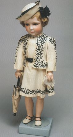 France in un elegante abito da passeggio