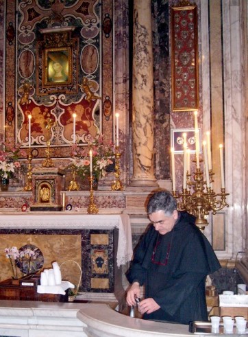 Un... "sacerdote-barman" riempie bicchierini di acqua miracolosa - immagine da Internet