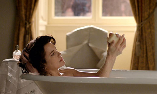 Uomini del 2000! Prendete esempio da Lady Cora di "Downton Abbey", che, con grande sprezzo del pericolo, si diletta in frequenti bagni caldi, negli anni '10 del '900!