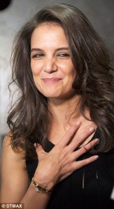 Katie Holmes, un'espressione poco sveglia, e un immancabile "Love Bracelet" al polso