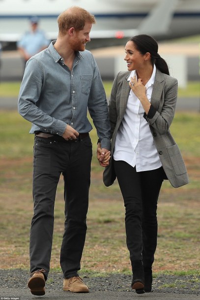 5160198C00000578-6283785-Meghan_was_dressed_wearing_Australian_Outland_jeans_a_Maison_Kit-a-25_1539746902797